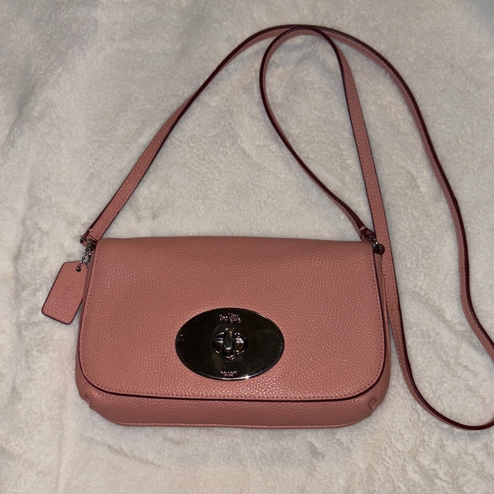 Excellent Condition Coach Pink Pebbled Leather Turnlock Crossbody Bag